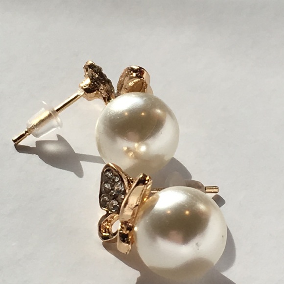 Butterfly Pearl Earrings - Picture 5 of 8